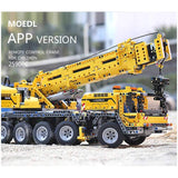 2590 Piece Technical Crane Truck With Remote Control Model Set